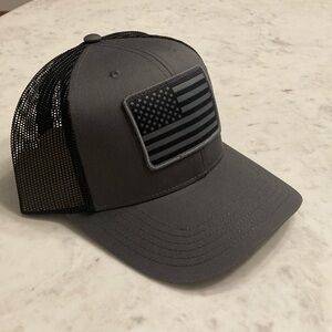 Snap on: Gray American Flag Trucker Hat